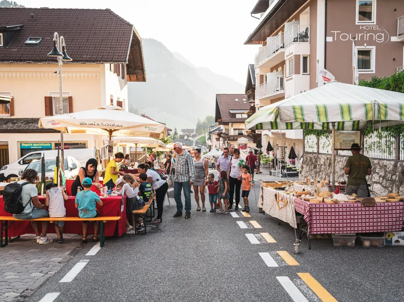 Mercatino tradizionale dei contadini e artigiani in Val Gardena