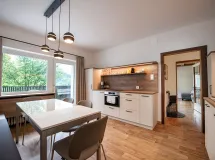 Geräumige Ferienwohnung mit 3 Schlafzimmern, Balkon und Terrasse - Apartments Murata