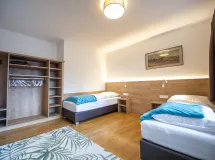 Geräumige Ferienwohnung mit 3 Schlafzimmern, Balkon und Terrasse - Apartments Murata