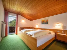 Komfortables Zimmer mit Bad und Balkon - Apartments Alara