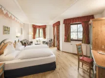 Komfort Doppelzimmer mit Balkon und Dolomitenblick - Hotel Ansitz Jakoberhof