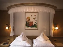 Erkerzimmer "royal red" Süd Westbalkon - Garni-Hotel Concordia – Dolomites Home
