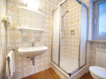 Komfortables Zimmer mit Bad und Balkon - Apartments Alara
