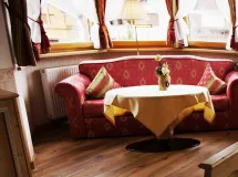 Erkerzimmer "royal red" Süd Westbalkon - Garni-Hotel Concordia – Dolomites Home
