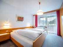 Komfortables Zimmer mit Bad und Balkon - Apartments Alara