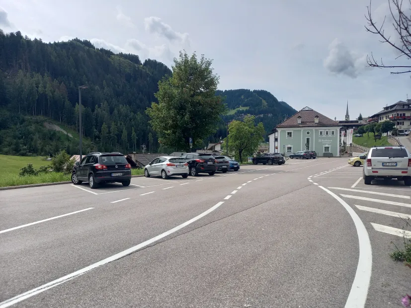 Parkplatz Streda Chemun - Gemeindeplatz