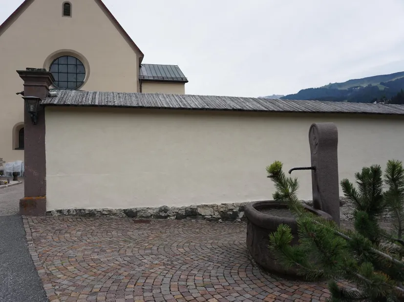 Brunnen Hintereingang Pfarrkirche St. Christina