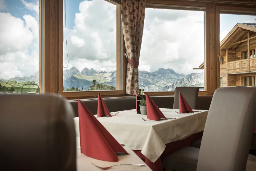 Hotel Sellajoch - Passo Sella Dolomiten Mountain Resort